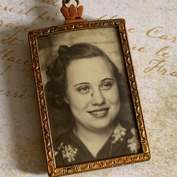 Antique White & Black Cameo Photo Frame Necklace with Photo Lady - Picture 5 of 12